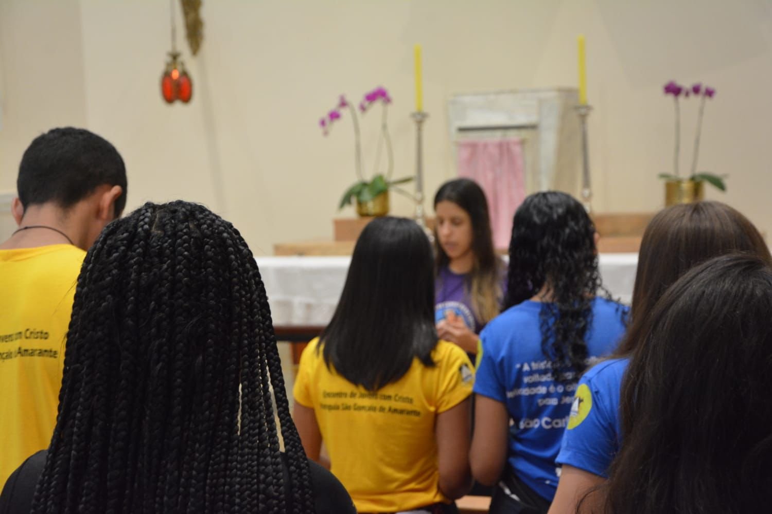 Missa com participação da juventude reúne numerosos fiéis na Igreja Matriz