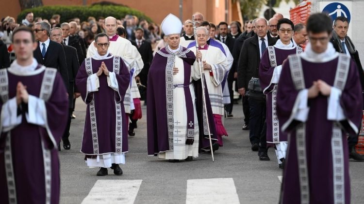 Papa: nas cinzas está o peso de um mundo em chamas. A Quaresma estimula a conversão
